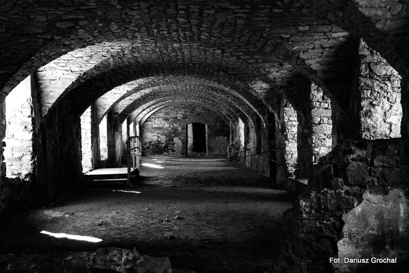 tunel czarno biały